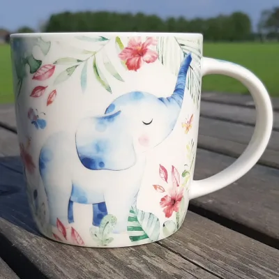 Mok olifant met jungle achtergrond