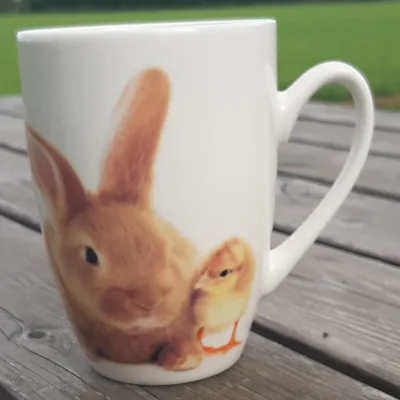 Mok met opdruk van een konijn en kuikentje