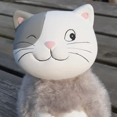 Beeldje kat knipogend met fluffy vachtje 16cm