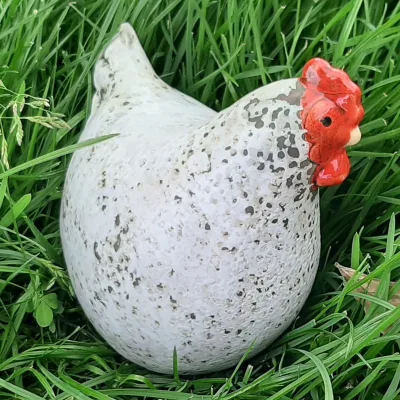 Beeldje witte kip van keramiek, 13cm hoog.