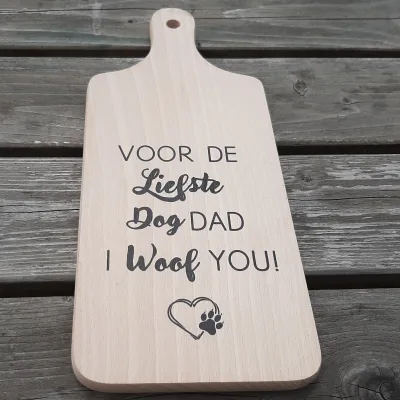 Borrelplank Dog Dad – Houten borrelplank met tekst “I Woof You” – Cadeau voor hondenliefhebber