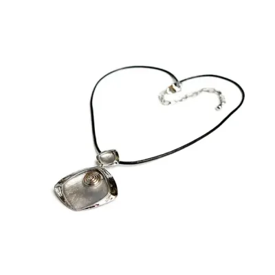 Toenga Zwarte Ketting met Zilverkleurige Ruitvormige Hanger – Verstelbaar