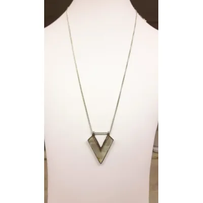 Lilly & June lange Zilverkleurige Ketting – Glimmend Design met Grijze Driehoeksteen
