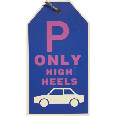 Tekstbord parkeren met auto parkeerplaats only high heels