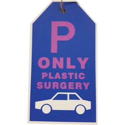 Tekstbord parkeren met auto parkeerplaats only plastic surgery