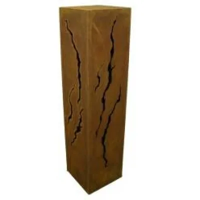 Decoratieve zuil voorzien van scheuren, roest design