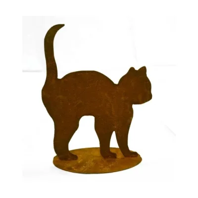 Speels katje met bolle rug op plaat, roest design