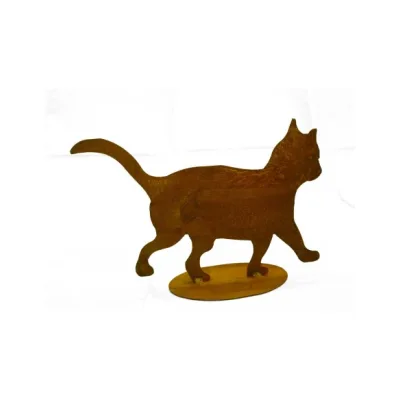 Speels katje stappend op plaat, roest design