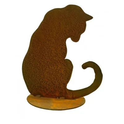 Decoratieve kat naar beneden kijkend op plaat, roest design