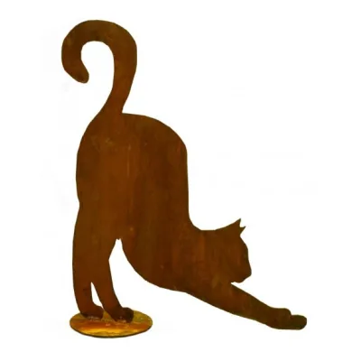Decoratieve kat strekt zich uit, op plaat, roest design