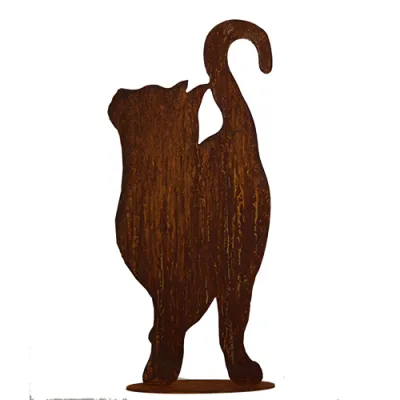 Decoratieve kat kijkt van voren omhoog, op plaat, roest design