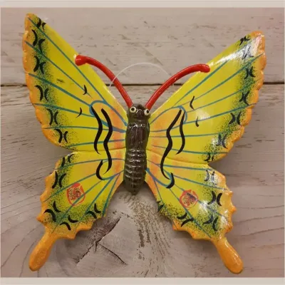 Vlinder wand 17 centimeter geel