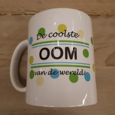 Witte mok van keramiek De coolste oom van de wereld