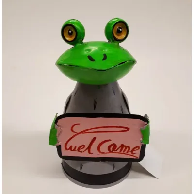 Fairtrade beeldje kikker met bord welcome gemaakt van gerecyclede verfblikken