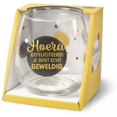 Water- wijnglas met tekst Hoera gefeliciteerd je bent echt geweldig