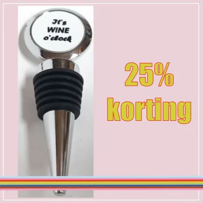 Wijnstop of wijnafsluiter van glanzend metaal met tekst It's wine o clock