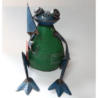 Metalen beeldje kikker met paraplu van gebruikte oliedrums by Varios