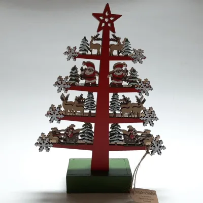 Kerstboom rood kerstman en rendieren handgemaakt van houtsnijwerk met ledverlichting