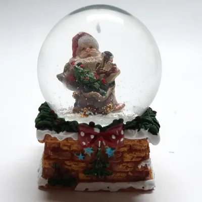 Sneeuwbol schoorsteen strik met cadeau en kerstboom 9cm hoog