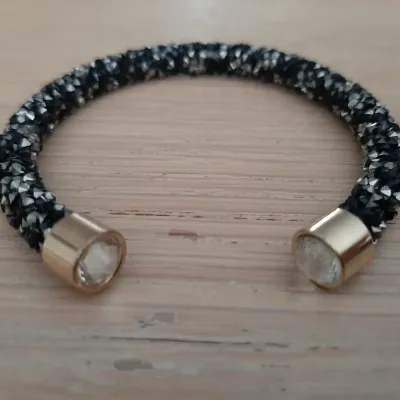 Enkele Maxima stijl braam armband in zwart met heldere kraal in goudkleurige houder