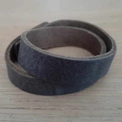 Lederen wikkelarmband grijs met drukknoop sluiting