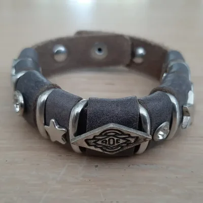 Lederen damesarmband met studs en strass in grijs